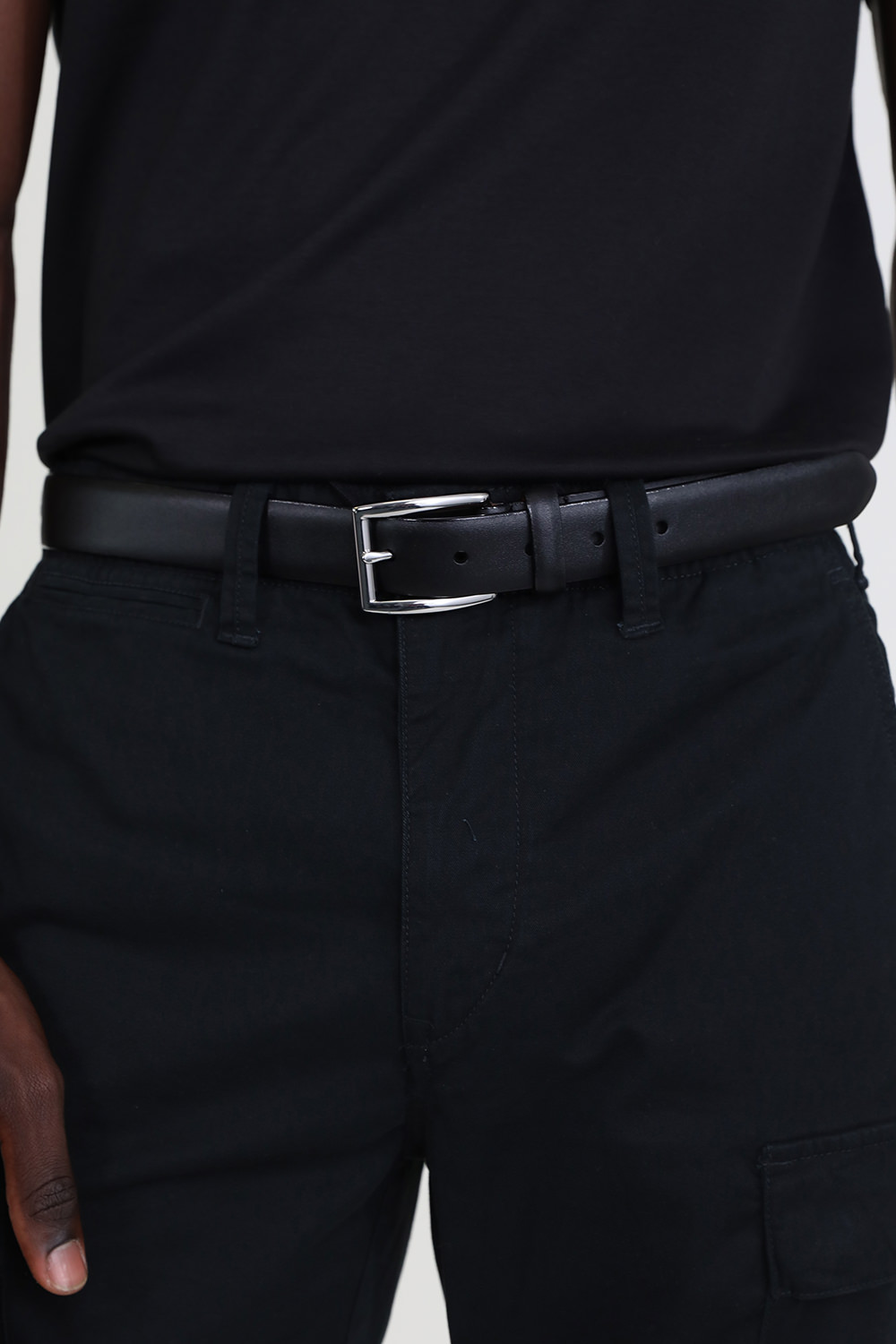 תמונת כל הלוק של חגורת עור עם אבזם מטאלי